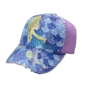 Dettaglio delle paillettes reversibili sul cappellino viola per bambini con sirena