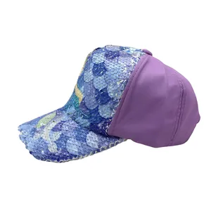 Dettaglio di paillettes reversibili blu e viola su cappellino per bambini in tessuto viola