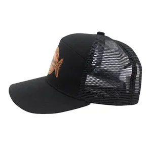 Detail der schwarzen Trucker-Cap mit atmungsaktivem Mesh und Leder-Fisch-Patch