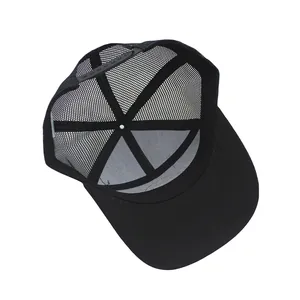 Innendetails der schwarzen Mesh-Trucker-Cap mit Schweißband und verstellbarem Verschluss
