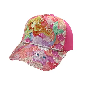 Dettaglio cappello bambino a sirena con paillettes reversibili colorate e motivi a cuore