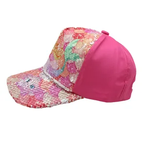 Dettaglio di paillettes su cappello bimbi con motivi sirena e stella marina