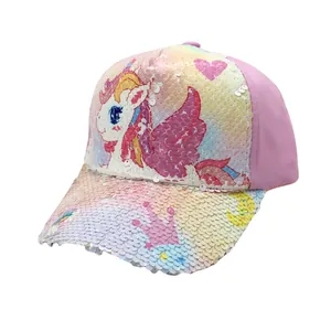 Dettaglio cappellino rosa per bambini con paillettes reversibili arcobaleno e unicorno