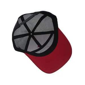 Detailansicht der schwarzen Netzrückseite und des roten Snapback-Verschlusses der Cap