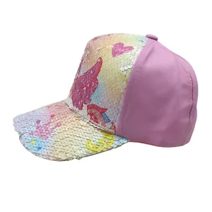Dettaglio delle paillettes rosa reversibili sul cappellino con ricamo a sirena