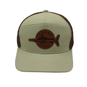 Detailansicht eines Angel-Lederaufnähers auf einer Mesh-Trucker-Baseballkappe