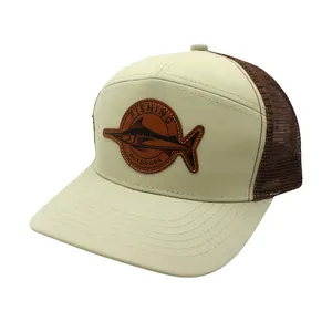 Detailansicht einer Mesh-Trucker-Cap mit Lederfischerei-Patch und gebogenem Schirm
