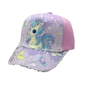 Dettaglio ravvicinato di paillettes viola e ricamo unicorno su cappello da bimbi