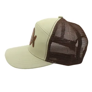 Seitenansicht der khakifarbenen Mesh-Trucker-Cap mit Lederaufnäher und Fisch-Logo