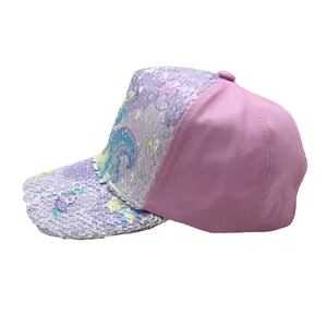 Dettaglio di paillettes reversibili su cappellino bimbi con colori sirena e unicorno