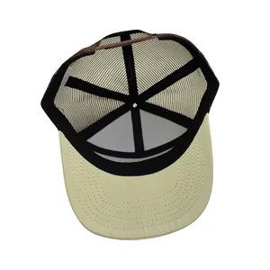 Innenansicht der Mesh-Trucker-Cap mit verstellbarem Verschluss und hochwertigen Nähten
