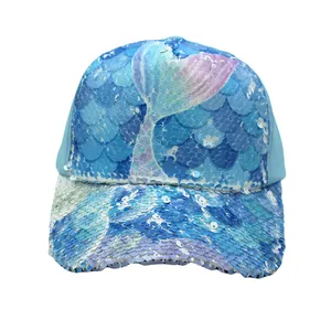 Dettaglio del cappello con paillettes blu e viola con motivo a coda di sirena
