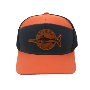 Detail eines Fishing-Outdoor-Patches auf einer Trucker-Kappe mit Netz und orangefarbenen Panels