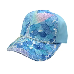 Dettaglio di paillettes luccicanti con motivo a coda di sirena su un cappellino blu