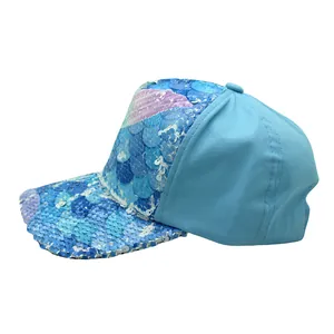 Dettaglio del cappellino da baseball per bambini con paillettes blu e viola e cuciture