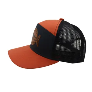 Detailansicht des Angel-Lederaufnähers auf der orange-schwarzen Mesh-Trucker-Kappe