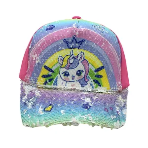 Dettaglio di paillettes reversibili su cappellino per bambini con unicorno e arcobaleno