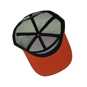 Detailansicht der Trucker-Cap mit orangefarbenem Schirm und Snapback-Verschluss