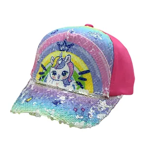 Dettaglio delle paillettes reversibili colorate e dell'unicorno sul cappellino da bimbi