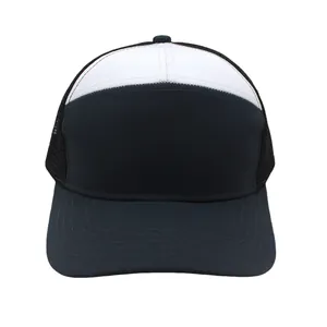 Detaillierte Nahaufnahme einer klassisch schwarz-weißen Trucker-Mütze mit flachem Schirm