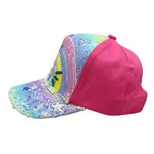 Dettaglio con paillettes colorate e tessuto rosa traspirante sul cappellino da baseball