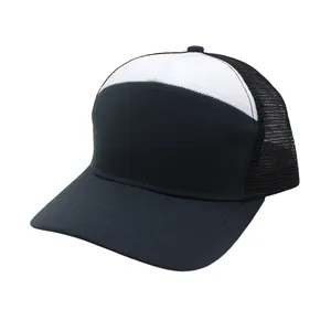 Seitenansicht der klassisch schwarz-weißen Trucker-Kappe mit Netzrücken und festem Schirm