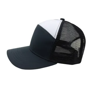 Seitenansicht der schwarz-weißen Mesh-Trucker-Cap mit gebogenem Schirm und Netz
