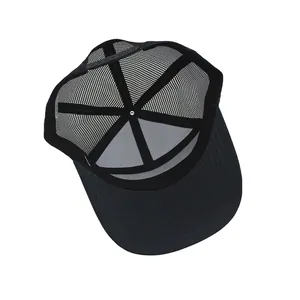 Detail des verstellbaren Snapback-Verschlusses und des atmungsaktiven Mesh am Trucker-Hut