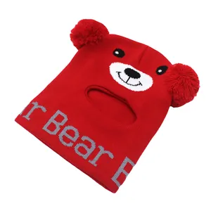 Dettaglio del passamontagna rosso a maglia per bambini con pon-pon e scritta Bear