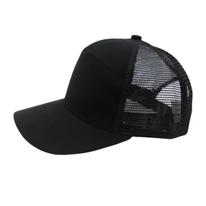 Seitenansicht der schwarzen Mesh-Trucker-Cap mit atmungsaktivem Design und gebogenem Visier