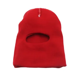 Dettaglio passamontagna rosso per bambini in maglia con cuciture bianche e orlo a coste
