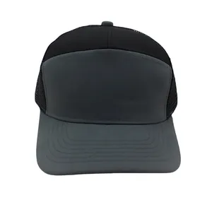 Detail der atmungsaktiven Mesh-Einsätze und der abgesteppten Krempe dieser Trucker-Cap