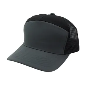 Detail der grauen Mesh-Trucker-Cap mit verstärkten Nähten und atmungsaktivem Stoff
