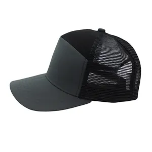 Seitenansicht der zweifarbigen Trucker Cap mit atmungsaktivem Netz und grauem Stoff