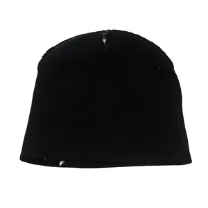Gros plan du bonnet en tricot noir montrant la texture détaillée et la maille élastique