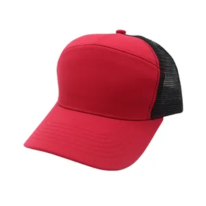 Detail der rot-schwarzen Mesh-Trucker-Cap mit atmungsaktivem Netz und Ziernähten