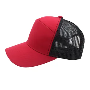 Seitenansicht der rot-schwarzen Trucker-Kappe mit atmungsaktivem Mesh und Schirm