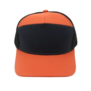 Detailansicht der zweifarbigen Trucker-Cap in Orange und Schwarz mit atmungsaktivem Netz