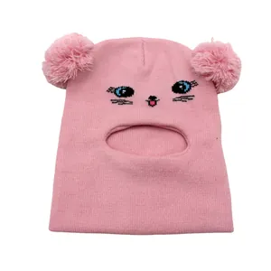 Passamontagna in maglia rosa per bambini con pompon soffici e ricami a gatto carini