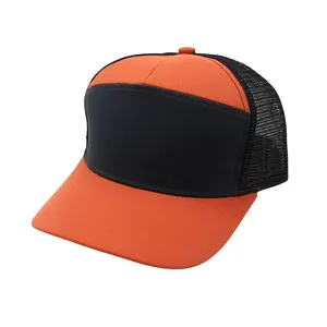 Detailansicht einer zweifarbigen Trucker-Cap mit orangefarbener Front und schwarzem Netz