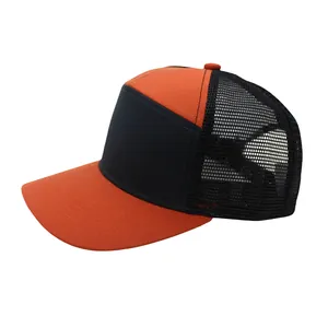 Detailansicht der Trucker-Cap mit orangefarbenem Stoff, schwarzem Netz und Bogennähten