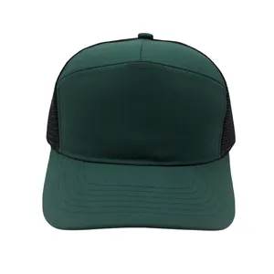 Detailansicht einer dunkelgrünen und schwarzen Trucker-Cap mit gebogenem Schirm