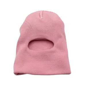 Trama della maglia dettagliata del passamontagna rosa con cuciture rinforzate e tessuto