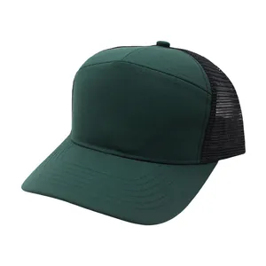 Seitenansicht der dunkelgrünen und schwarzen Mesh-Trucker-Kappe mit verstärktem Schirm
