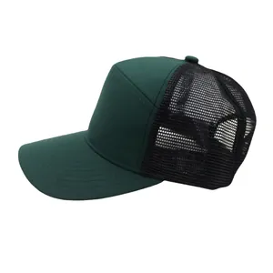 Detail der dunkelgrünen Trucker-Mütze mit schwarzem Netzgewebe und gebogenem Schirm