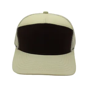 Detailansicht der zweifarbigen Mesh-Trucker-Cap mit beiger Front und Netzrückseite