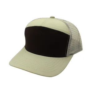 Detailansicht der atmungsaktiven Netzrückseite und feinen Nähte der beige Trucker Cap