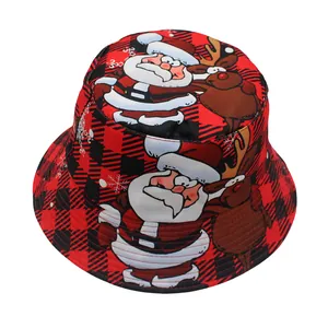 Weihnachtlicher Anglerhut mit Weihnachtsmann-Druck in rot-schwarz kariertem Büffel-Muster