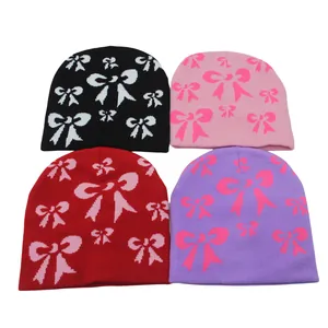 Ensemble de bonnets en maille avec motifs jacquard à nœuds en noir, rose, rouge et violet