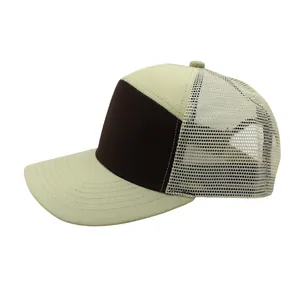 Seitenansicht der zweifarbigen Trucker-Cap mit dunkelbraunem Panel und beigem Mesh-Netz